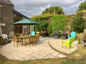 Polean Farm Old Farmhouse - With Large Jacuzzi, Games Room, Near the Sea and with Free Access to a Nearby Pool