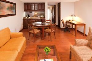 Hotel Windsor House Inn By GEH Suites