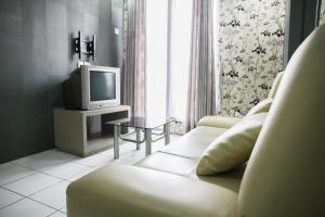 Homey 1BR @ Mutiara Bekasi Apartment By Travelio
