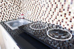 Pool View 2BR Mutiara Bekasi Apartment By Travelio