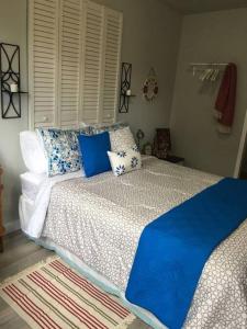 Walk to Restaurants and Shops - 5S