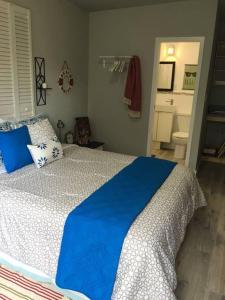 Walk to Restaurants and Shops - 5S