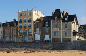 Hotels Ambassadeurs Logis Hotel : photos des chambres