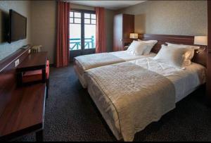 Hotels Ambassadeurs Logis Hotel : photos des chambres