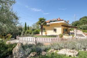 Villa Lunense by VacaVilla