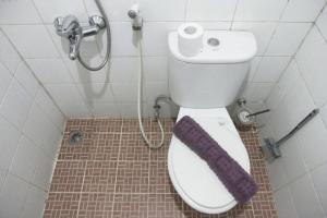 Comfortable 2BR Mutiara Bekasi Apartment By Travelio