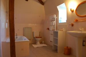 B&B / Chambres d'hotes Manoir de Chaix : Chambre Triple avec Salle de Bains Privative