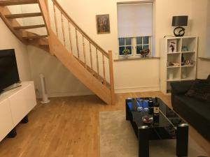 Centralt i Gentofte i 2 plan, ved S-Tog og busser