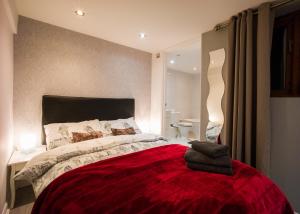 Double Room with Private Bathroom room in Victoria Lodgings London