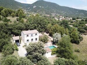 Maison de vacances avec piscine privative, Oustau des Oliviers vue dominante Colorado provençal