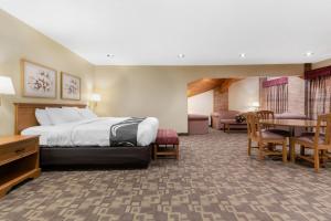 King Suite - Non-Smoking room in Quality Inn Washington Court House