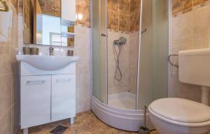 Apartments with a parking space Makarska 12336
