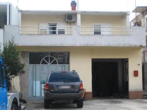 Apartments with a parking space Makarska 12336