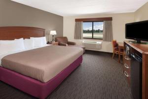 King Room - Non-Smoking room in AmericInn by Wyndham Grundy Center
