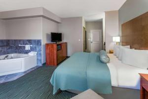King Suite with Spa Bath room in AmericInn by Wyndham Des Moines Airport