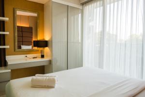 Luxurious 1BR At Dago Suites Apartment By Travelio