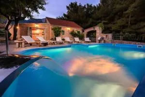 Villa Zlatni Rat with pool by the beach Zlatni rat in Bol - Brac - 穆尔维察