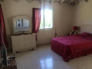 Spacious White House Villa 1 minute to sandy beaches
