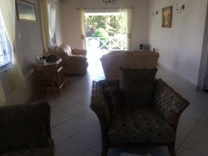 Spacious White House Villa 1 minute to sandy beaches