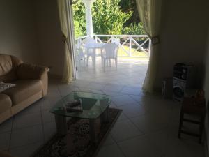 Spacious White House Villa 1 minute to sandy beaches