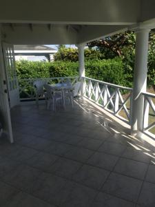 Spacious White House Villa 1 minute to sandy beaches