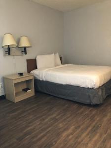 Classic Room with Full Bed - Disability Access room in Extend-a-Suites - Tucson Airport