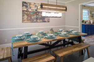 Boho by the Water! 1750sqft - Fishing & sleeps 10!