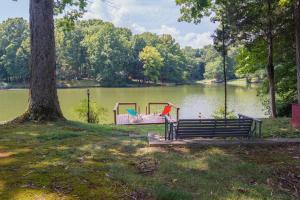 Boho by the Water! 1750sqft - Fishing & sleeps 10!