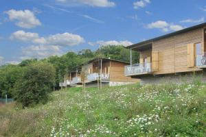 Maisons de vacances Cozy studio with dishwasher in the beautiful green ValJoly : photos des chambres