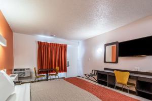 Deluxe Queen Room - Smoking room in Motel 6-Schenectady NY