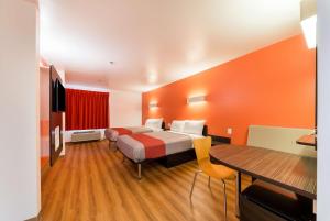 Quadruple Room - Non-Smoking room in Motel 6-Fort Worth TX - Fort Worth Saginaw