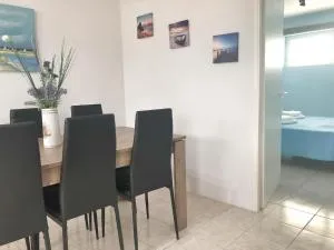 Renovated apt close to beach Wifi AC - 阿纳维索斯