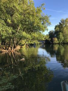 Chambres au calme au bord de la rivière avec parc arboré Villa 2 Pas Sages à 30 min de Saint-Émilion, 1h de Bordeaux