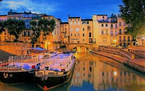 B&B / Chambres d'hotes Suite Romantique : Suite Lit Queen-Size Pomme D'Amour avec Baignoire Spa