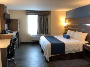 King Room with Walk-in Shower - Disability Access room in Best Western Plus Stadium Inn