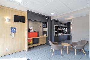 Hotels B&B HOTEL CHATEAUROUX Aeroport : photos des chambres