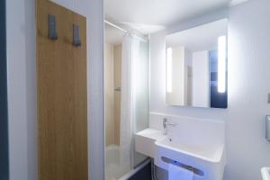 Hotels B&B HOTEL CHATEAUROUX Aeroport : photos des chambres