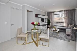 SANDTON APARTMENT 15 WEST ROAD SOUTH