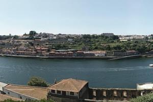 Amazing Riverside Balcony 2Br Apartment