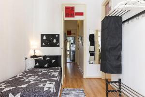 Red Almirante by Homing