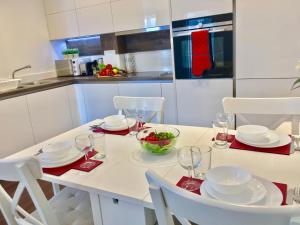 2-Bedrooms Modern Apartment next to Velodrome, Lounge, Balcony, Parking, ABBA