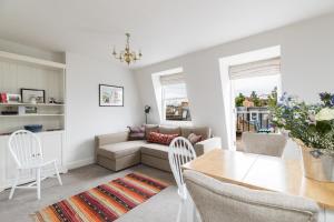 Charming flat with balcony in Pimlico