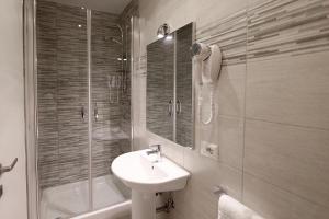 Double or Twin Room with Private Bathroom room in 47 Steps