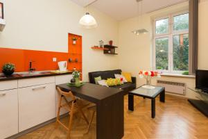 Bright And Charming Golden ApartmentsD8B