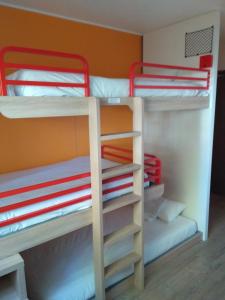 Hotels hotelF1 Maurepas : photos des chambres