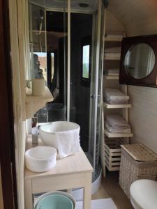 Sejours a la campagne La Roulotte CLERELU - Du domaine des Ramonets : photos des chambres