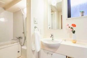 MIKOs Apartment, Iconic Shinjuku, Tokyo, 10th fl, Skyscraper View, Korean Town, 3min to Higashi-Shinjuku Sta