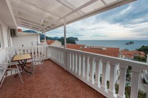 One-Bedroom Apartment with Balcony and Sea View room in Vila Vukotić