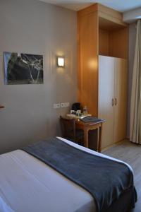 Hotels Hotel La Porte Saint Pierre-Logis Hotel Intra Muros : Chambre Double – Vue sur Ville