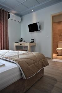 Double Room with Balcony and Sea View room in Hotel Veliera